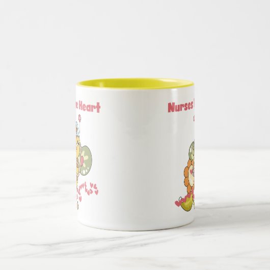 ナースはハートのマグを持っています ツートーンマグカップ (中央)
