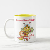 ナースはハートのマグを持っています ツートーンマグカップ (左)