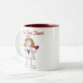 ナースはハートのマグを持っています ツートーンマグカップ (正面左)