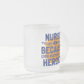 ナースは医者でさえ英雄が必要だからだ フロストグラスマグカップ (正面右)