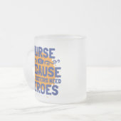 ナースは医者でさえ英雄が必要だからだ フロストグラスマグカップ (正面左)