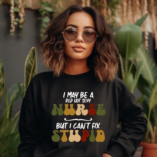 ナースは愚かな問題を解決できないおもしろい Tシャツ