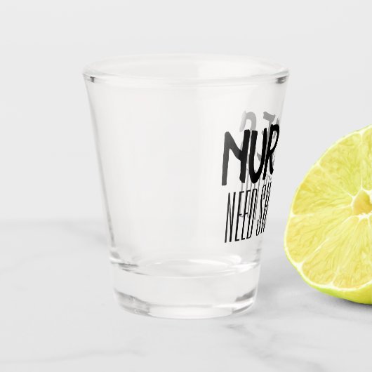 ナースは飲み過ぎることわざにおもしろいショットが必要 ショットグラス (左)