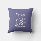 ナースは12 hrsの間それをまっすぐします! 白の文字 クッション (裏面)