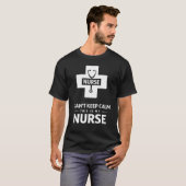 ナースやってるから冷静にはなれない - ナースのTシャツ 面白い Tシャツ (正面フル)