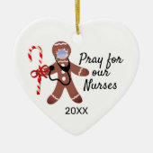 ナースクリスマスコーヴィッド顔マスクジンジャーブレッドマン セラミックオーナメント (正面)