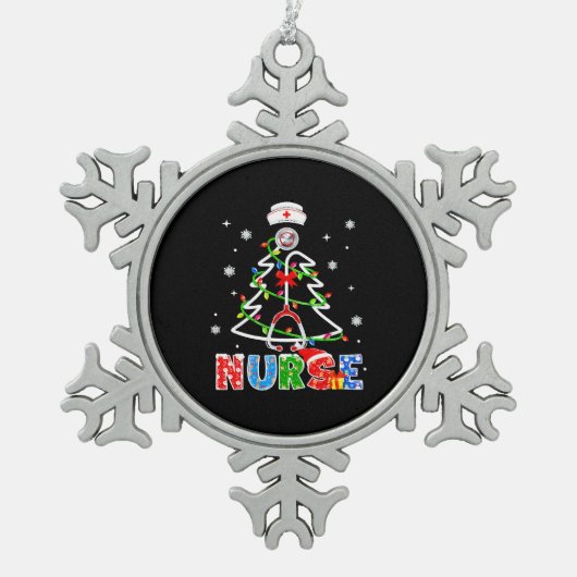 ナースクリスマスツリー聴診器RNLPNスクラブ スノーフレークピューターオーナメント (正面)