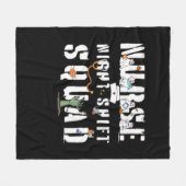 ナースナイトシフトハロウィンクラシックスクワッドTシャツ フリースブランケット (正面(横))