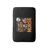 ナースハロウィンおもしろいウィッチ看護エッセンシャルT-Sh バスマット (正面縦)