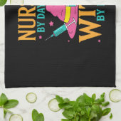 ナースバイデイウィッチバイナイトキャットハロウィンクラシック キッチンタオル (折り畳み)