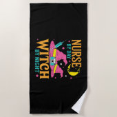 ナースバイデイウィッチバイナイトキャットハロウィンクラシック ビーチタオル (正面)