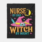 ナースバイデイウィッチバイナイトキャットハロウィンクラシック フリースブランケット (正面)