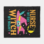 ナースバイデイウィッチバイナイトキャットハロウィンクラシック フリースブランケット (正面(横))