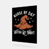 ナースバイデイウィッチバイナイト – 面白いハロウィーンナーツ アクリルサイン (傾斜)