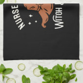 ナースバイデイウィッチバイナイト – 面白いハロウィーンナーツ キッチンタオル (折り畳み)