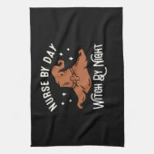 ナースバイデイウィッチバイナイト – 面白いハロウィーンナーツ キッチンタオル (縦)