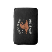 ナースバイデイウィッチバイナイト – 面白いハロウィーンナーツ バスマット (正面縦)