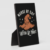 ナースバイデイウィッチバイナイト – 面白いハロウィーンナーツ フォトプラーク (側面)