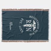 ナースパーソナライズされたRN卒業式ネイビーブルーホワイト スローブランケット (正面)