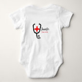 ナース医師レッドと聴診器の追加の名前 ベビーボディスーツ (裏面)