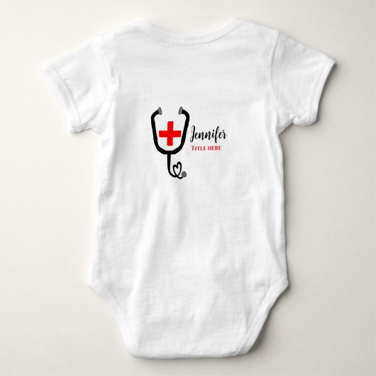 ナース医師レッドと聴診器の追加の名前 ベビーボディスーツ (裏面)