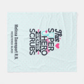 ナース素晴らしスーパーヒーローことわざタイポグラフィ フリースブランケット (正面(横))