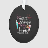 ナース贈与 |彼女は喜んで機器ナースを働く オーナメント (正面)