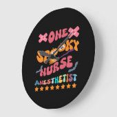 ナース麻酔科医 – 一不気味ナース麻酔医 –  ラージ壁時計 (傾斜)