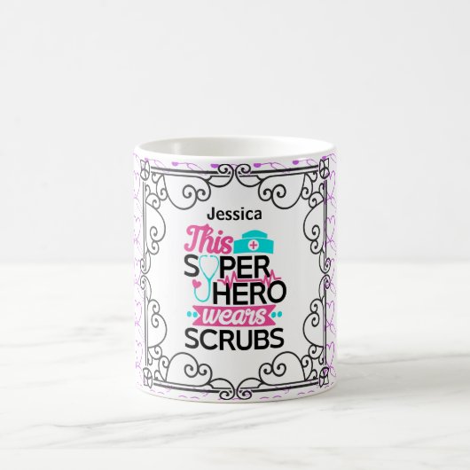 ナース – このスーパーヒーローはスクラバを着パーソナライズされたる コーヒーマグカップ (中央)