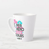 ナース – このスーパーヒーローはスクラブを着用 – 名前を追加 カフェラテマグ (左アングル)