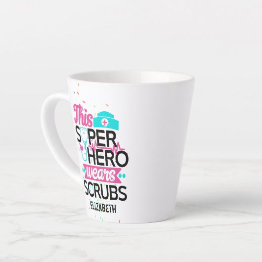 ナース – このスーパーヒーローはスクラブを着用 – 名前を追加 カフェラテマグ (左アングル)