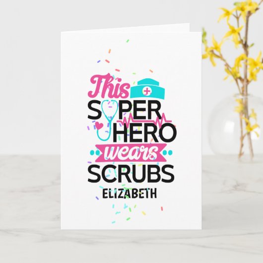 ナース – このスーパーヒーローはスクラブを着用 – 名前を追加 カード (黄色い花)