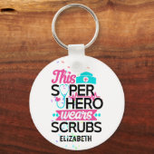 ナース – このスーパーヒーローはスクラブを着用 – 名前を追加 キーホルダー (正面)