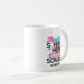 ナース – このスーパーヒーローはスクラブを着用 – 名前を追加 コーヒーマグカップ (正面右)