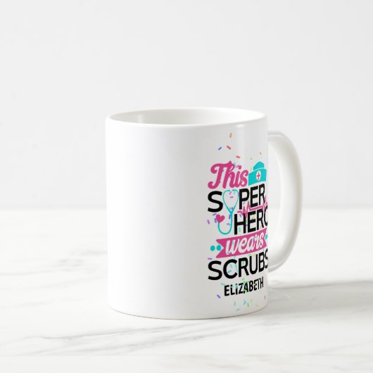 ナース – このスーパーヒーローはスクラブを着用 – 名前を追加 コーヒーマグカップ (正面右)