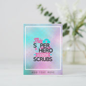 ナース – このスーパーヒーローはスクラブを着用 – 名前を追加 ポストカード (スタンド正面)