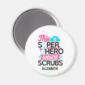 ナース – このスーパーヒーローはスクラブを着用 – 名前を追加 マグネット (正面/裏面)