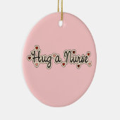 ナースTシャツとギフトを抱き締める セラミックオーナメント (右)