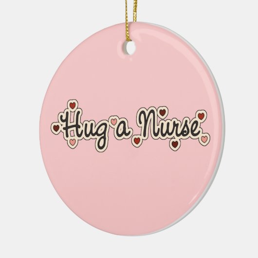 ナースTシャツとギフトを抱き締める セラミックオーナメント (左)