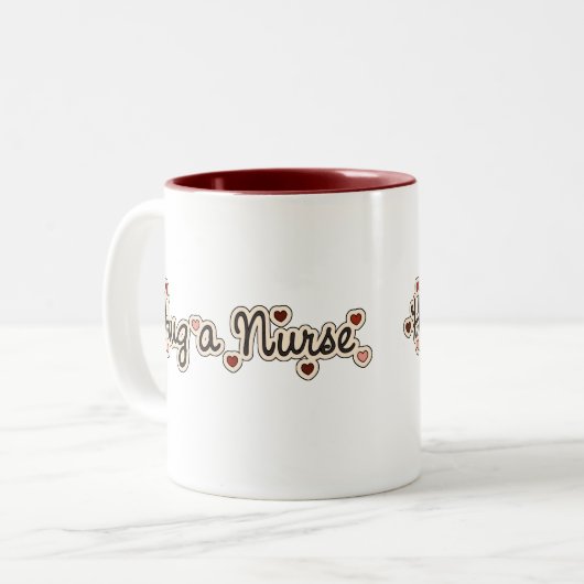 ナースTシャツとギフトを抱き締める ツートーンマグカップ (正面左)