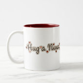 ナースTシャツとギフトを抱き締める ツートーンマグカップ (左)