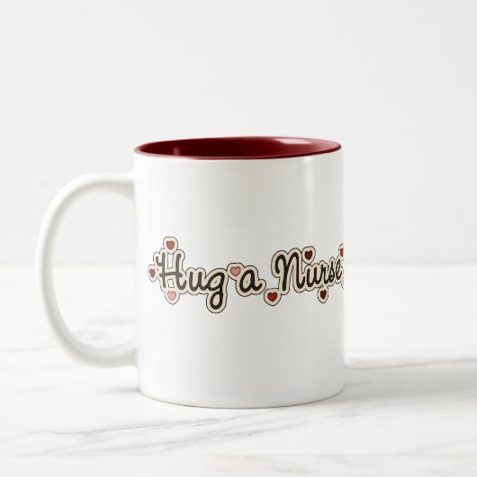 ナースTシャツとギフトを抱き締める ツートーンマグカップ (左)