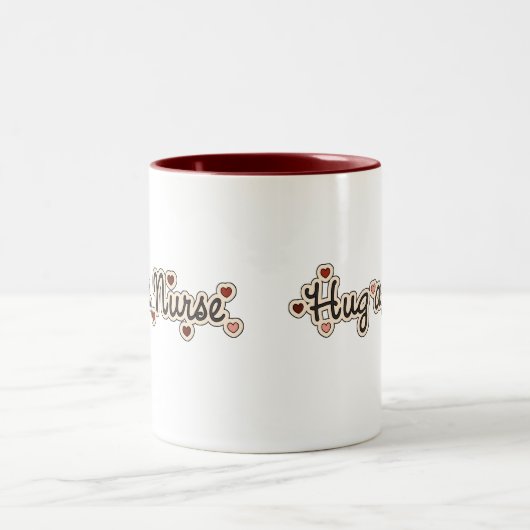 ナースTシャツとギフトを抱き締める ツートーンマグカップ (中央)