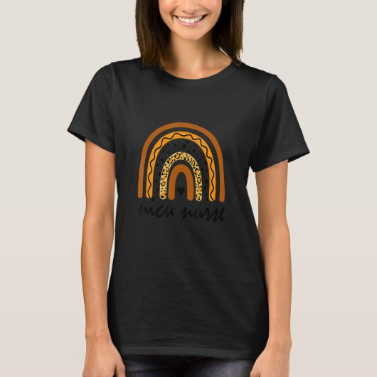 ニクナースネオナタルヒョウBOHOレインボーナースウィー Tシャツ (正面)