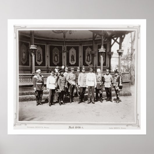 ニコライ2世（1868年～1918年）が庭に立つ ポスター (正面)