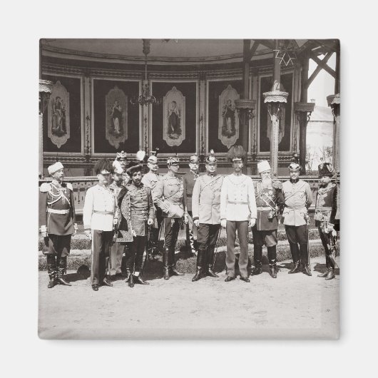 ニコライ2世(1868年~1918年)が庭に立つ マグネット (正面)