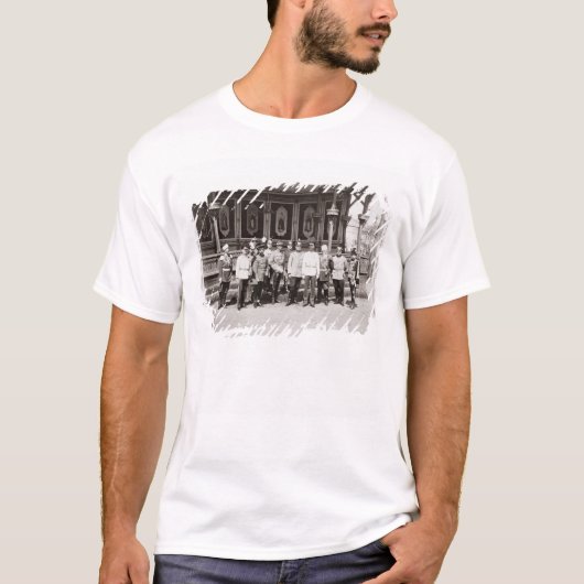 ニコラス2世(1868年-1918年)庭に立つ Tシャツ (正面)