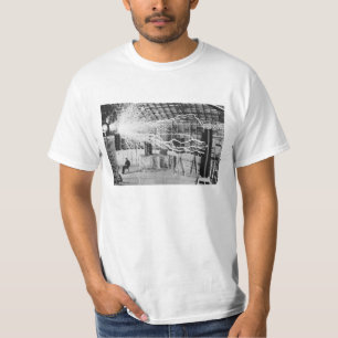 ニコラ・テスラの実験室の電気の写真 Tシャツ
