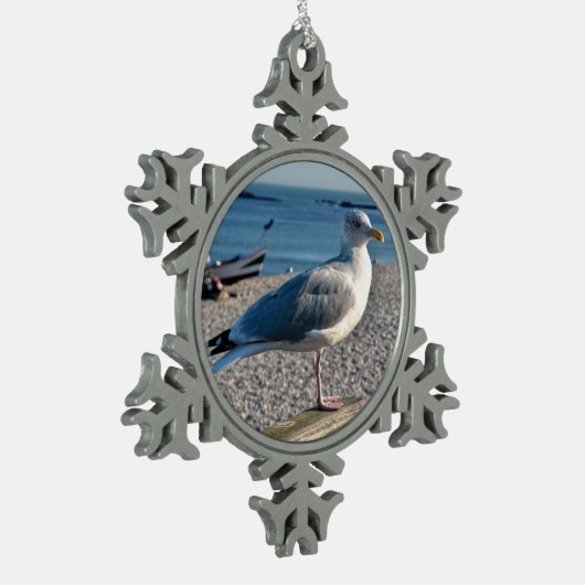 ニシンのカモメが木製のフェンスに止まっていた スノーフレークピューターオーナメント (左)