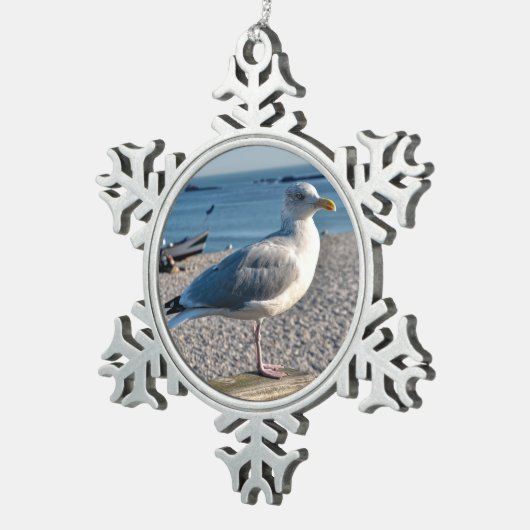 ニシンのカモメが木製のフェンスに止まっていた スノーフレークピューターオーナメント (右)